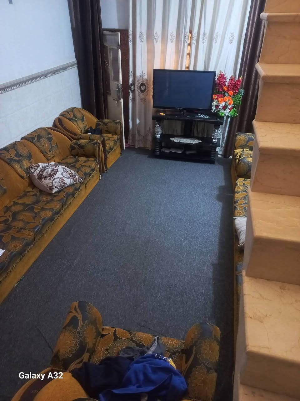 السلام عليكم ورحمة الله وبركاته البيع بيت ٢٠٠متر طابقين الطابق الاول ستقبال ومطبخ و حولي و غرفة نوم وحمام وترك خلفي الطابق الثاني ٣ غرف نوم و صحيات على شارع ٢٥ في قرية الانتصار مقابل مستشفى حماد شهاب السعر ٩٥مليون الاتصال على الرقم ***********
