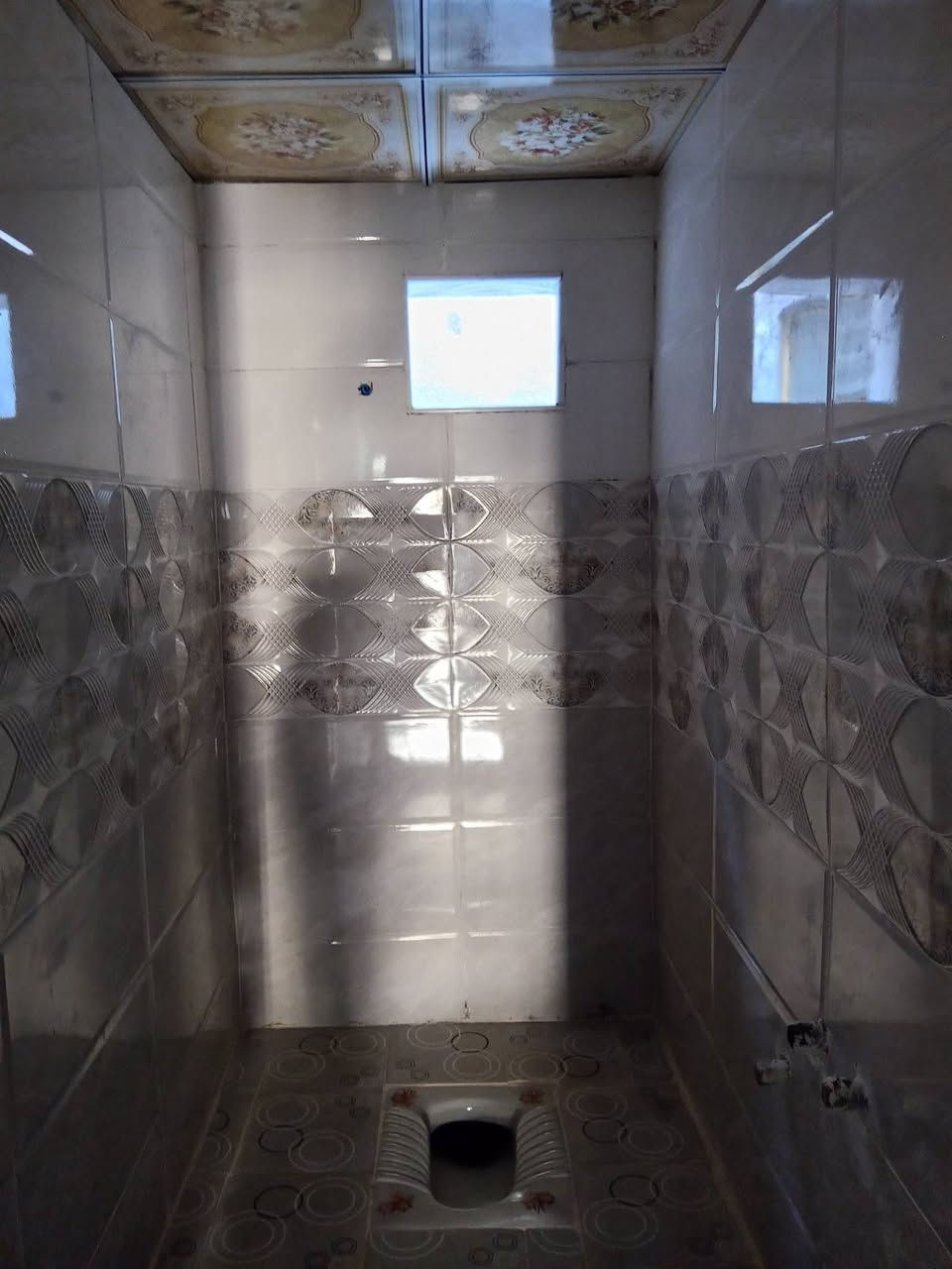 سلام عليكم  100متر للبيع بناء بلوك وعكاده تجعيب طابوك سقوف ثانويه ارضيه بورسلين يحتوي على غرفه او صاله وستقبال شارع المطار بشارع علكم بشارع حاتم الخير نهايت المقرنص بل بدايه  ***********
