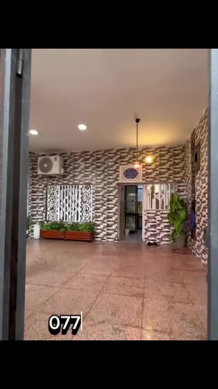 شركه أنوار الجزائري للعقارات والمقاولات 
يتوفر دار للبيع 
العنوان /  كوت الحجاج 2 خلف 
الفراهيدي 📍
المساحه /  250 متر 
الواجهه / 15 متر 
محتويات البيت / مكون من طابقين : الارضي مكون من : غرفتين منام واسعه + صالتين استقبال كبيره + مطبخ حار وبارد + كراج + مجمع صحيات 
الطابق الثاني ( معزول عن الأرضي ) : مكون من 4 غرف منام + صاله + مطبخ + سطح 
المواصفات / مرمم حديثاً بشكل ممتاز + بناء 2018 طابوك + يقع على شارع 12 متر + يحتوي على سقيفه للسطح + يحتوي شقه ذات درج من الكراج صعوداً للشقه 
السعر الأجمالي / 430 مليون دينار  

عنوان الشركه الجبيله مجاور جوتن للاصباغ 
ومقابل محطه الأسد 📍

شركه أنوار الجزائري للأستثمار العقاري والمقاولات العامه والتجاره العامه
 
للاطلاع على باقي العروض او مشاركه عرض مع الشركه
 التواصل عبر الارقام التاليه : 
***********
***********
***********
