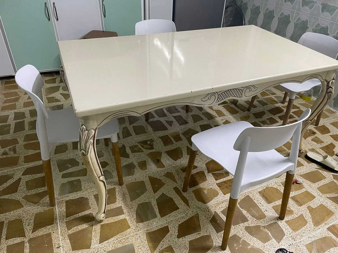 ميز طعام 4كراسي
120الف *********** وتساب
