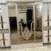 غرفة نوم • متضررة • مخدوشة