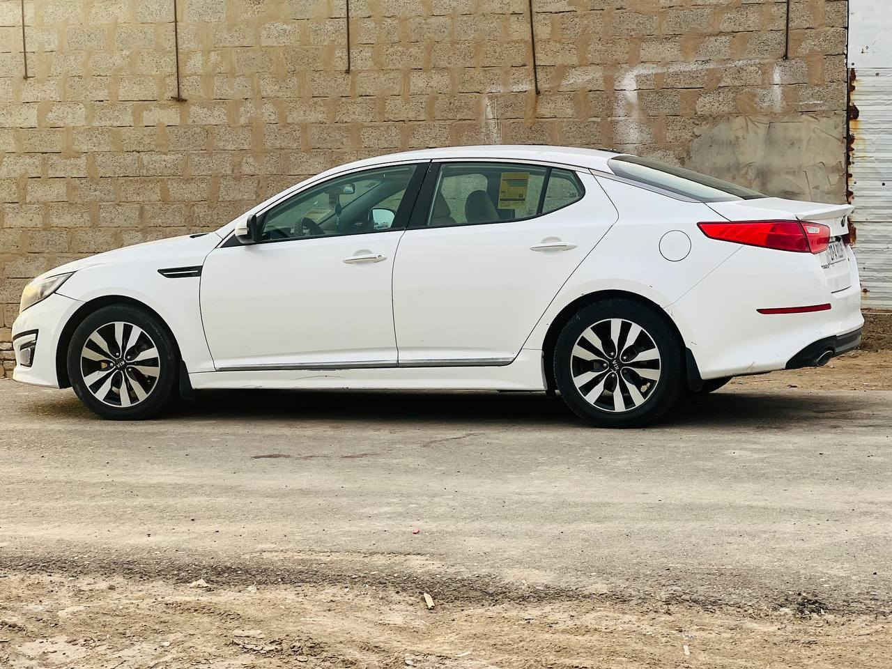 اوبتيما 15 امريكي مكينه GDI 2400 
حادثها جاملغ وباب السايق بدون ايرباك بدون كلشي 
تخم تاير حداديه جاهزه  كير ومكينه مكفولات
***********
