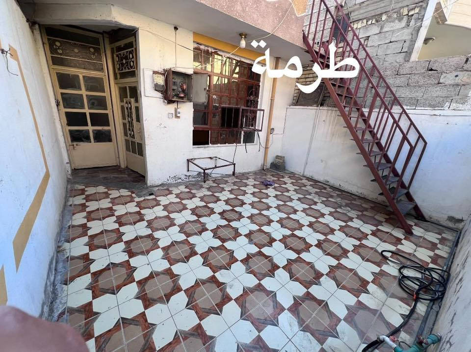 مشتمل للايجار المساحة 100 متر طابق ارضي
يحتوي على ( غرفة نوم - صالة - مطبخ - استقبال - طرمة- صحيات)
كما موضح بالصىر
الموقع ( التحرير - السكك- قرب معهد الاشغال) 
***********
يفضل عائلة صغيرة
