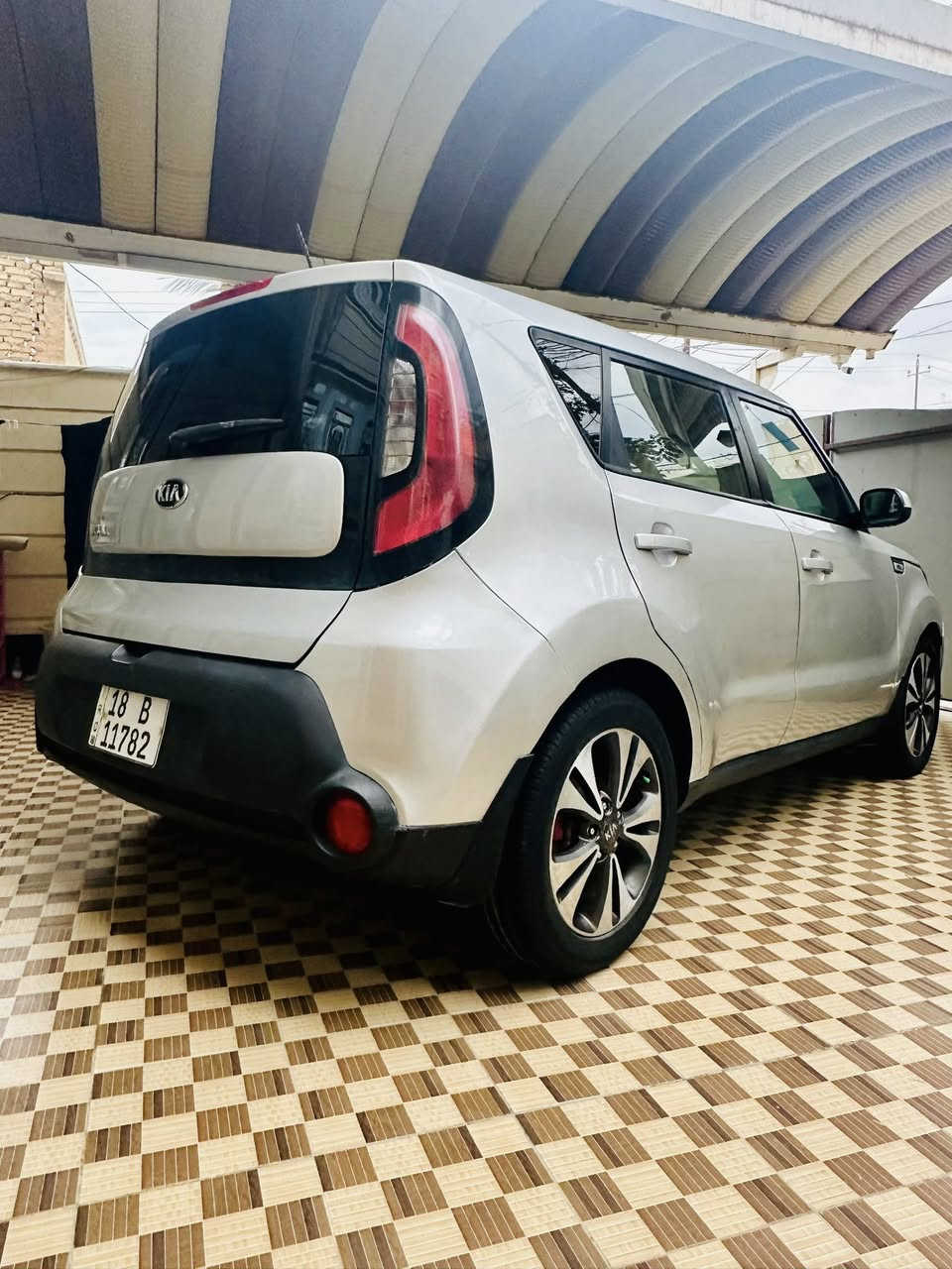 السلام عليكم
كيا صول 2015 وارد امريكي حادثه بنيد من امريكا
بدون دواخل لا شاصي ولا لغد 
وهنا بالعراق صار بيه صبغ قطع (ابيع حزام)
مكينه 2000 رقم بابل الجديد
تخم تاير حداديه جاهزه
ماشيه 120 ميل 
السعر 97 وبيه مجال قليل 
مكان السياره الحله/مركز المدينه
***********
