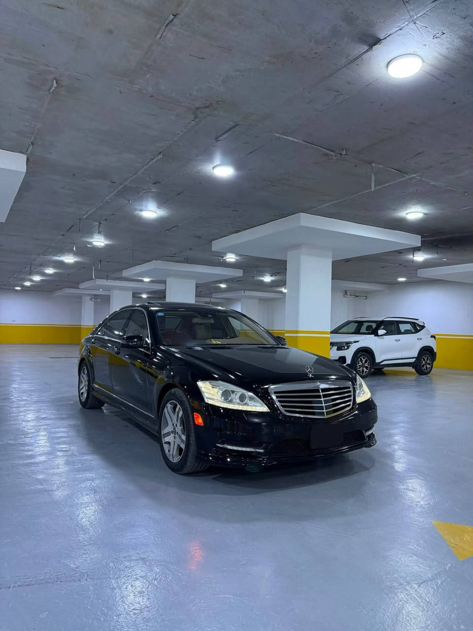 ﷽
مارسيدس اس كلاس للبيع Mercedes S Class 
S550 L AMG 
2013 اصل 
من النوادر 
لون اسود داخل بيجي 
محرك  4.7L V8 Biturbo يعني توين توربو نفسة محرك ال جي كلاس  
السيارة فول مواصفات يعني رادارات و اوتو بارك ومثبت سرعة تفاعلي و مساج وانارة داخلية بلادية  
1.مغلفة بالكامل PPF لامع 1350$ 
2. عليها فلاتر  Life time K&N من امريكا سعرهن 350$ ذني ميتبدلن يبقن طول العمر 
3. عليها مودم Apple car play  مدعوم من شركة مرسيدس يصير على الشاشة البلادية ( يعني الشاشة ونظامها البلادي ما ملعوب بي ) سعرها من امريكا 500$ 
4. ويالة حجم 18 مال S600 
5. السيرفس والدهن كله من وكالة مارسدس 
6. صفر مسج كير ومحرك وكهربائيات وحدادية كلها جديدة و من الشركة 

السيارة وارد امريكي كلين بدون حادث تقريرها سرقة فقط 
استيراد شخصي مالك اول بالعراق 
كلش نظيفة السيارة شوفة عينك 
بيها ملاحظات طخة صغيرة صارت هنا بالجاملغ الايسر الامامي سويته علبارد والدعامية الامامية مصبوغة فقط باقي السيارة كله مكفول وبدون برغي نقص تاخذها تشغل وتطلع 
رجاءاً رجاءاً لتقارنها  بالستة سلندر لو البيهن حادث او بالمحدثات او 2012 وجوة لان تختلف 
رقم بغداد تحويل ثاني يوم المكان بغداد
باقي التفاصيل على الواتساب او اتصال على الرقم  
السعر 30 الف دولار و بيها مجال ان شاء الله 
للتواصل ***********
