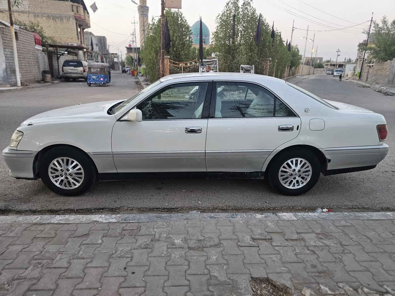 جنون للبيع موديل ٢٠٠٠ بصره انكليزي  مكفوله اصوليات بسمي سنويه ٣١ جاهزه من تبريد وتخم تاير السعر ١١٠ وبيه مجال لاتصال *********** بيه صبغ جاملغات خلفيه بدون ضربه
