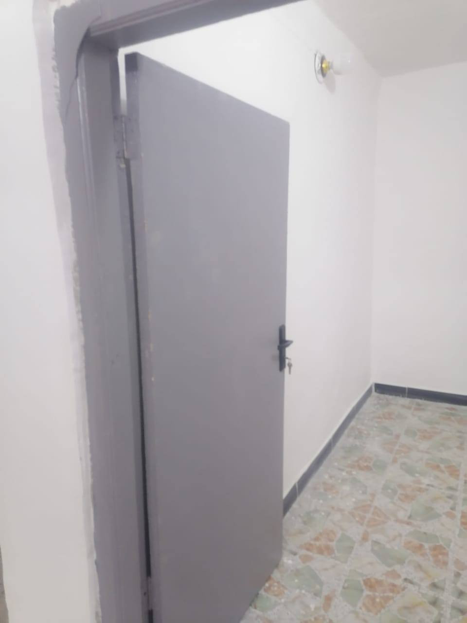 للبيع
بيت ١٣٠م خلفي

طابق واحد بناء نظيف عكاده

سعر ٧٣ بيه مجال قليل

يقع في حي الشهداء جامع السيد رقيه

تحتوي على غرفتين وصاله ومطبخ وصحيات داخليه وخارجيه واستقبال

موبايل للاستفسار ***********
