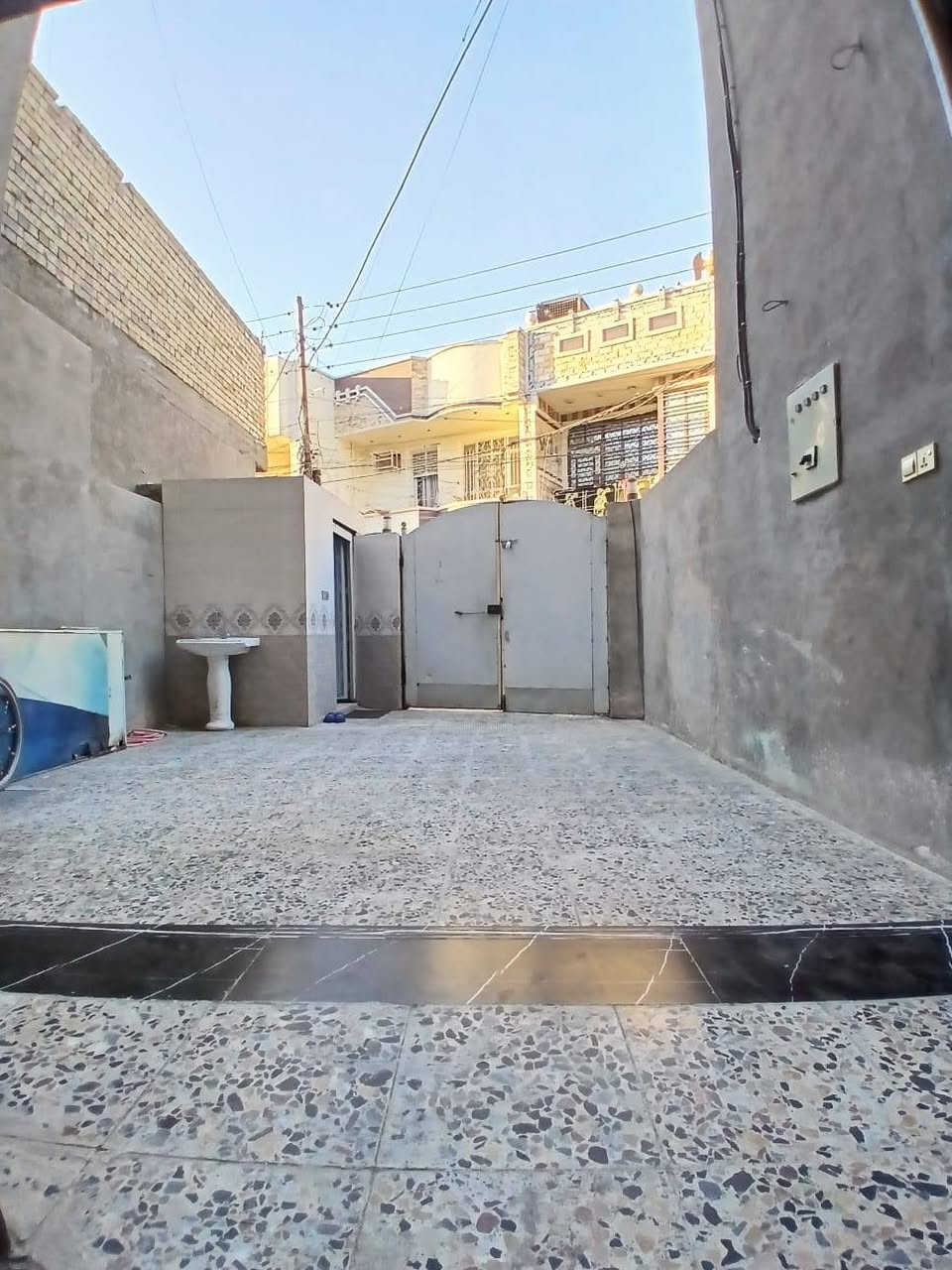 السلام عليكم بيت للبيع  زراعي موقعه مميز قرب شارع تقاطع مشتل -بلديات  منطقة البلديات   قرب مجسر الجديد
مساحه البيت 130 متر
يحتوي المنزل على استقبال وثلاث غرف نوم اثنين ترك وثلاث حمامات ويحتوي على سطحين ومطبخ وكراج 
رقم للاستفسار ***********
