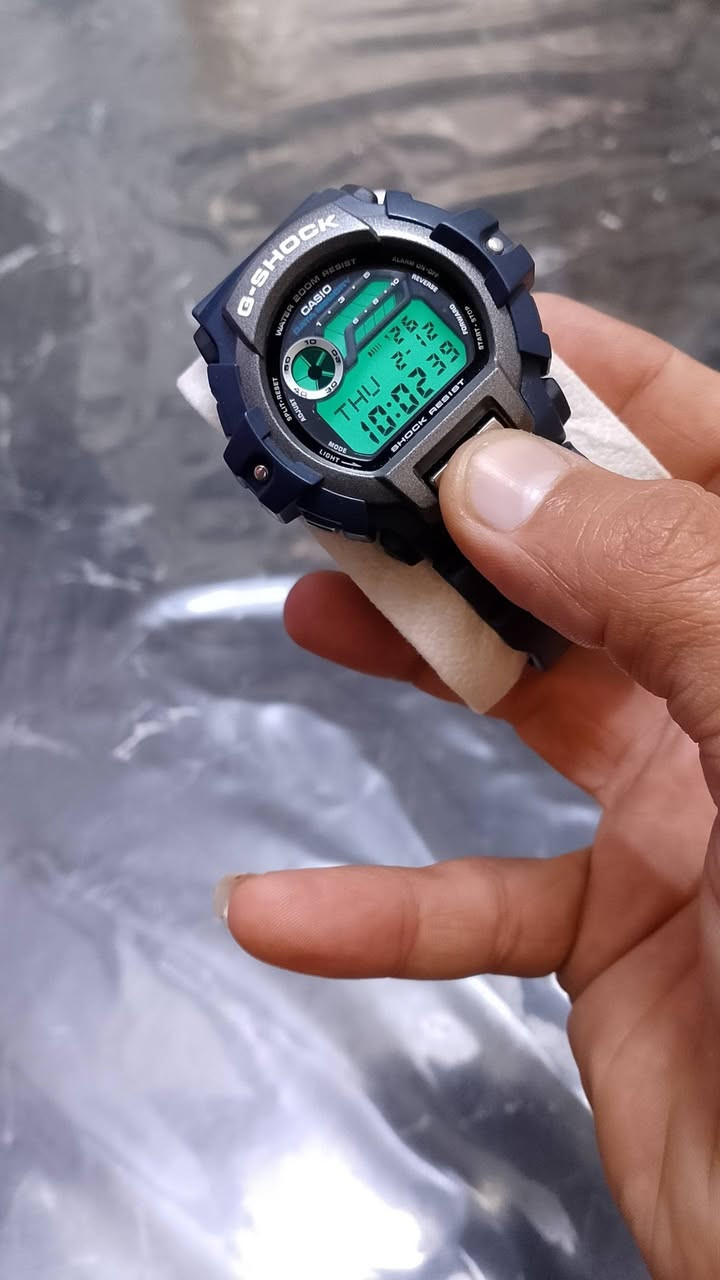 Casio G-Shock G-2210
انتاج وصنع ماليزيا سنة 2201
 مواصفات والميزات التالية: 
مقاومة الصدمات: تتميز الساعة ببنية قوية ومقاومة للصدمات. 
مقاومة الماء: مقاومة للماء حتى عمق 200 
الوظائف الرقمية: تحتوي على شاشة رقمية توفر مجموعة متنوعة من الوظائف. 
سجل البيانات (Data Memory): تتضمن ذاكرة لحفظ البيانات، مثل دليل هاتف يتسع لـ 25 رقماً. 
التوقيت:
عرض التوقيت بنظامي 12 و 24 ساعة. 
عرض منطقتين زمنيتين (التوقيت المزدوج). 
تقويم كامل (يوم، تاريخ، شهر). 
الميزات الإضافية:
ساعة إيقاف (كرونوغراف) بدقة 1/100 ثانية. 
منبهات متعددة (عدة منبهات يومية). 
إضاءة خلفية. 
مؤقت عد تنازلي. 
ميزة حساب عدد الأيام (مؤشر اليوم).


**إذا كنت صاحب هذا الإعلان وتريد حذفه لأي سبب، رجاءا أرسل رسالة إلى الدعم الفني**