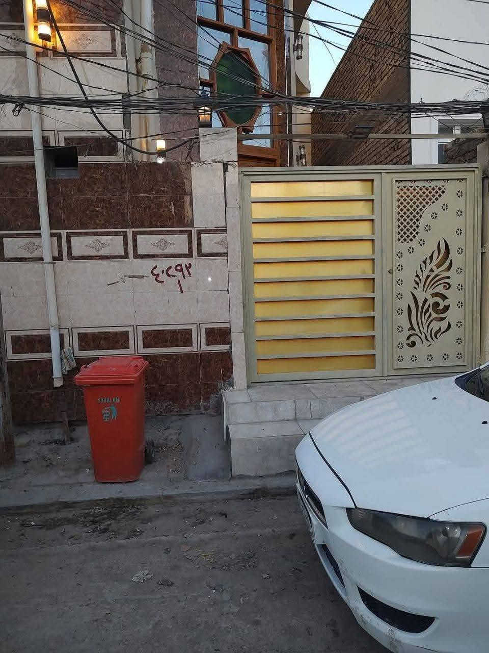 🏡 للبيع بيت مميز في حي الوفاء - بسعر مخفّض وللبيع الجاد 🏡

📍 الموقع: حي الوفاء
📐 المساحة: 100 متر
🏠 البناء: كونكريت طابقين
✨ الأرضيات: مرمر وكرانيت
📍 بصف الركن
🛣️ على شارعين 12 متر و15 متر
🌟 شارع نظيف وهادئ ومنطقة مخدومة.

🔹 الاستقبال الكبير: 7 × 4 متر
🔹 الصالة: 5 × 5 متر
🔹 المطبخ: 3.5 × 5 متر
🔹 ثلاث مجموعات صحية
🔹 ثلاث غرف نوم في الطابق الأول

✅ تصميم يوفر مساحات استقبال ومعيشة واسعة ومريحة للعائلة.

📌 ملاحظة: لا توجد غرفة نوم في الطابق الأرضي، وجميع غرف النوم الثلاث تقع في الطابق الأول.

🔥 تم تخفيض السعر من 139 مليون إلى 135 مليون دينار فقط 🔥

فرصة جيدة لمن يبحث عن بيت بموقع مميز وسعر مناسب.

📞 للاستفسار والمعاينة:
***********
اتصال أو واتساب
