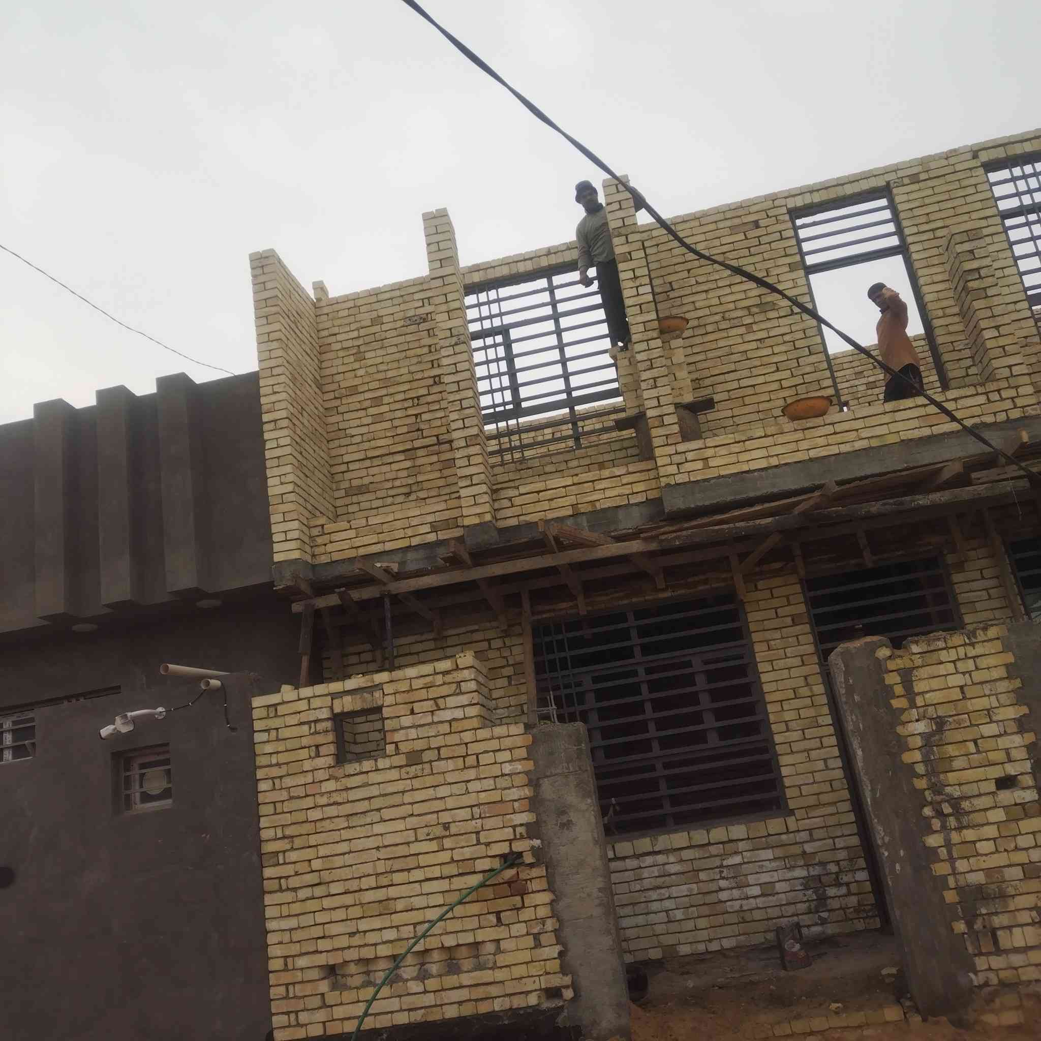 خلفه بنا بلوك طابوك فرمستون من كربلاء متفرغ حالين شغل درجه اوله ***********
