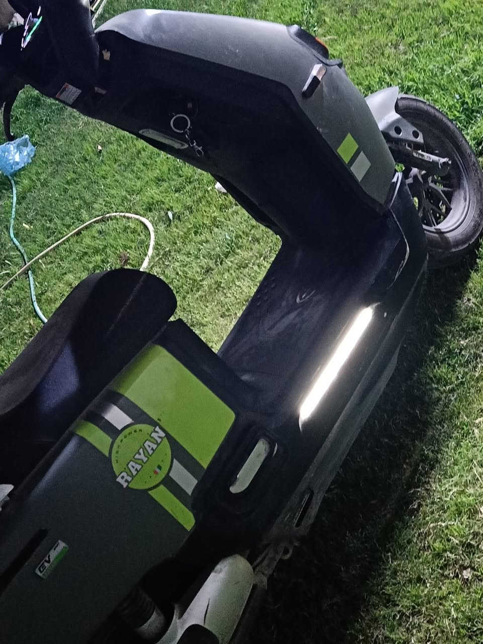 للبيع — دراجة RAYAN الكهربائية (أم عيون) 👀
الموديل: RAYAN  
النوع: سكوتر كهربائي (ما يحتاج بنزين)

المواصفات:
- محرك قوي اقتصادي
- سرعة تقريباً 40–50 كم/س
- تمشي بالشحنة الواحدة 40–60 كم
- شحن كهرباء بيت عادي 220V
- وقت الشحن 5–8 ساعات
- عداد ديجيتال يوضح السرعة والبطارية
- إنارة LED قوية أمامية (عيون مزدوجة)
- غمازات + بوري + إنذار ريموت
- فرامل أمامي دسك وخلفي درم
- صندوق تحت القعدة + حامل خلفي
- قيادة مريحة وناعمة داخل المدينة

المميزات:
- صرفية شبه صفر (ماكو بنزين)
- هادئة جداً
- مناسبة للمشاوير اليومية والدوام
- ما تحتاج تسجيل ولا إجازة سوق

الدراجة نظيفة فقط بيها خدوش بال جاملغ اثر حادث بصيط  
سبب البيع: التبديل

📍 المكان: (بغداد الغزالية)  
💬 للاستفسار  ***********
