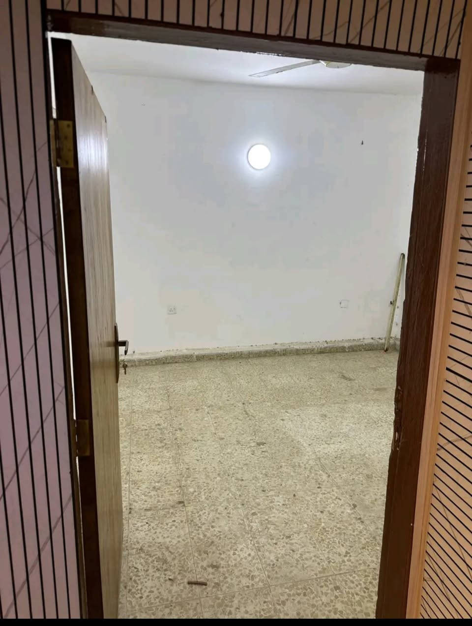 السلام عليكم شقه للبيع سرقفليه ديكور فول موقعهه مميز شارع الكورنيش فوك مجمع الامراء طابق اول تحتوي على غرفتين وصاله ومطبخ وصحيات وسخان السعر ١٦  وكل شهر 135الف للبلديه للاستفسار اكثر ***********
