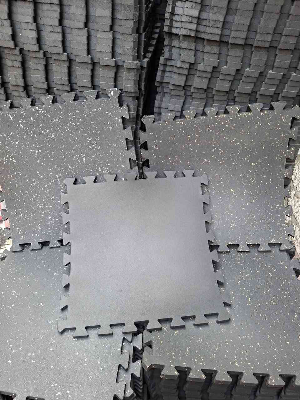 احمي أجهزتك.. وريّح جسمك 💪
​:
صالة الجيم بتاعتك محتاجة أرضية تستحمل! 🏋️‍♂️@
بلاطات الرابر "البازل" هي الحل الأمثل:
​امتصاص عالي للصدمات: حماية للأرضية ولأجهزتك الغالية.
​ثبات تام: نظام تعشيق قوي يضمن عدم تحرك البلاطات أثناء التمرين.
​مقاومة للانزلاق: أمان تام للمتدربين.
​سهولة التركيب: ركبها بنفسك بدون الحاجة لفنيين.
متوفر اسود ساده ومكس (منقط)
متاح تصدير لجميع الدول العربيه 
​📞 اتصل بنا الآن للحصول على أفضل سعر وأعلى جودة!
إشارة إلى الأصدقاء 󱢏 
@فون وواتس  [01099686841]&[01113113294]
#بلاطات #ارضيات #جيم #اجهزه  #رابر #بلاط #بازل@


**إذا كنت صاحب هذا الإعلان وتريد حذفه لأي سبب، رجاءا أرسل رسالة إلى الدعم الفني**