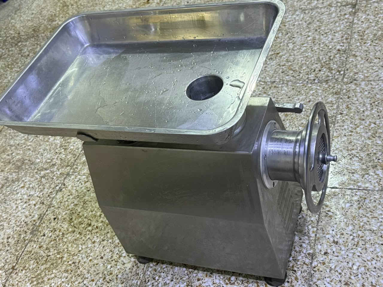 السلام عليكم 
مثرامه جديده استعمال كلش قليل
الماطور مالتهة 3 حصان نوعيه مظبوطه 
سعر 600 وبيهة مجال 
بغداد الامين الثانية 
***********
