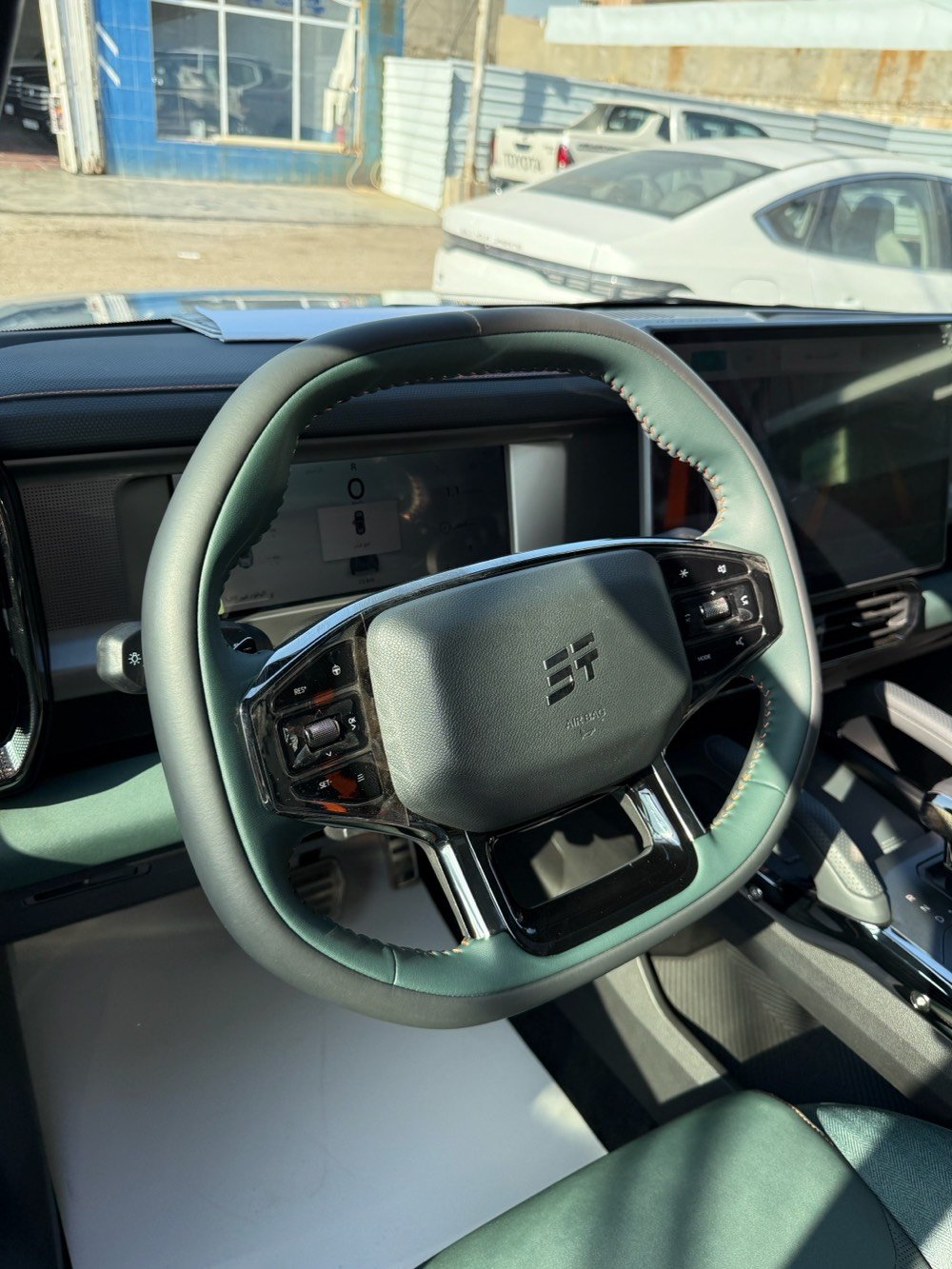 جيتور T2 زيرو 2025 رقم بغداد ضمان فول 1/1 
السعر (40.500 مليون مع الرقم 
1. اللون سمنتي رادار امامي تحديد مسار قيادة ذاتية نقطة عمياء 
2. بانوراما داخا زيتوني محرك 2000 تيربو 5 كامرات
3. فور ويل 4*4 تشغيل عن بعد حساس امامي خلفي 
4. شاشة بالحجم الكبير تستقبل الاوامر الصوتية
5. ويل 20 شفتات بالستيرن شاحن واير ليس
6. ستيرن رياضي كراسي كهرباء وذاكرة دوسات جانبية 