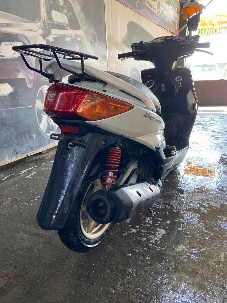 ياماها سكنس فحل 140 - مكينة زيرو ومنفيس كامل بس المنفيس الأصلي ضاع عندي بس الاستنساخ 
​التفاصيل:
للبيع دراجة سكنس فحل (ياماها 140)، الدراجة مال جناي وخير من الله.
​المكينة: نظيفة جداً وفوك ما تتصور، ناعمة وصوتها يطرب، لا مفتوحة ولا ملعوب بيها، وشلعتهة تكسر الظهر.
​الأوراق: منفيس كامل وأصولية، يعني تشتري وأنت مطمن.
​البدن (الكفرات): نظيفة جداً، بس اكو شخوط بسيطة وكسر ببعض الأماكن لا يذكر ولا يعيب الدراجة، والي يجي يشوف يحكم.
​الكهربائيات: كلها شغالة وما بيها أي نقص.
​السعر: [950 الف] وقابل للتفاوض  للطيبين.
المكان: بغداد - [البلديات ]
​للاستفسار: [***********]
