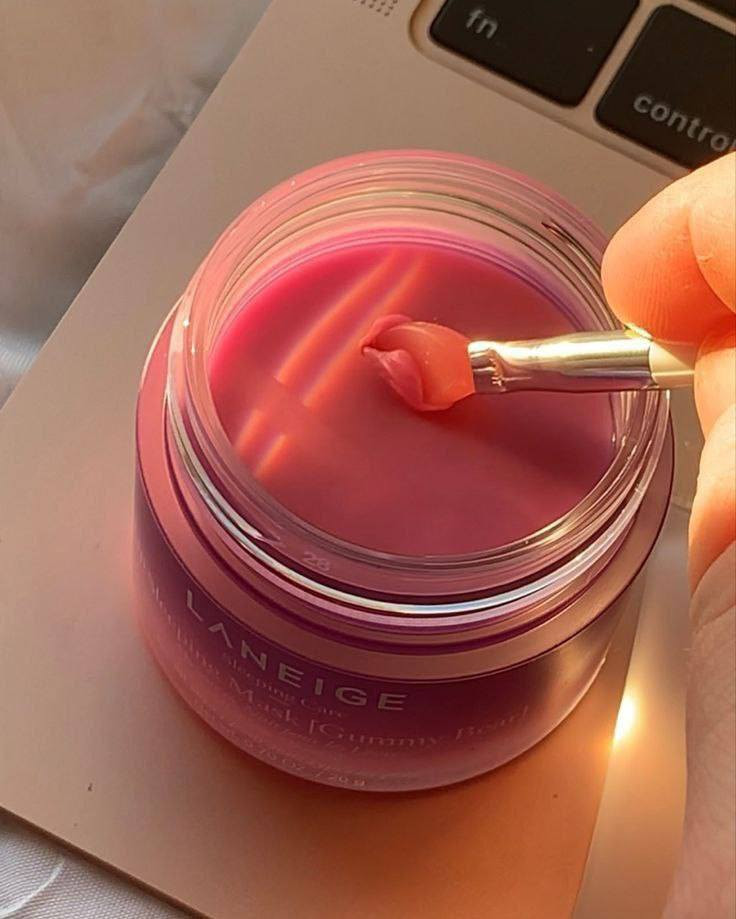 ماسك لانينج الاصلي 🍒
مرطب ومورد شفه مغذي يملئ الخطوط ويغذي الشفاه الجافة
 ليلي للشفه لانينج مـــــــــــטּ
مفضلات #نورس_ستار
 😀LANEIGE Lip Sleeping Mask

✨يورد الشفه 
✨يمنع تڪسر الشفه
✨يزيل خطوط الشفه 
✨يغذي ويرطب الشفة 
✨يمنع ويعالج التشققات .


**إذا كنت صاحب هذا الإعلان وتريد حذفه لأي سبب، رجاءا أرسل رسالة إلى الدعم الفني**