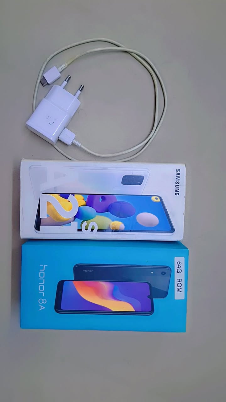 تلفون سامسونج ذاكرة ٦٤ نظيف مامفتوح وياباكيت وشاحن بلادي للبيع السعر ١٢٥ وبي مجال وللاستفسار واتساب *********** المكان الدورة
