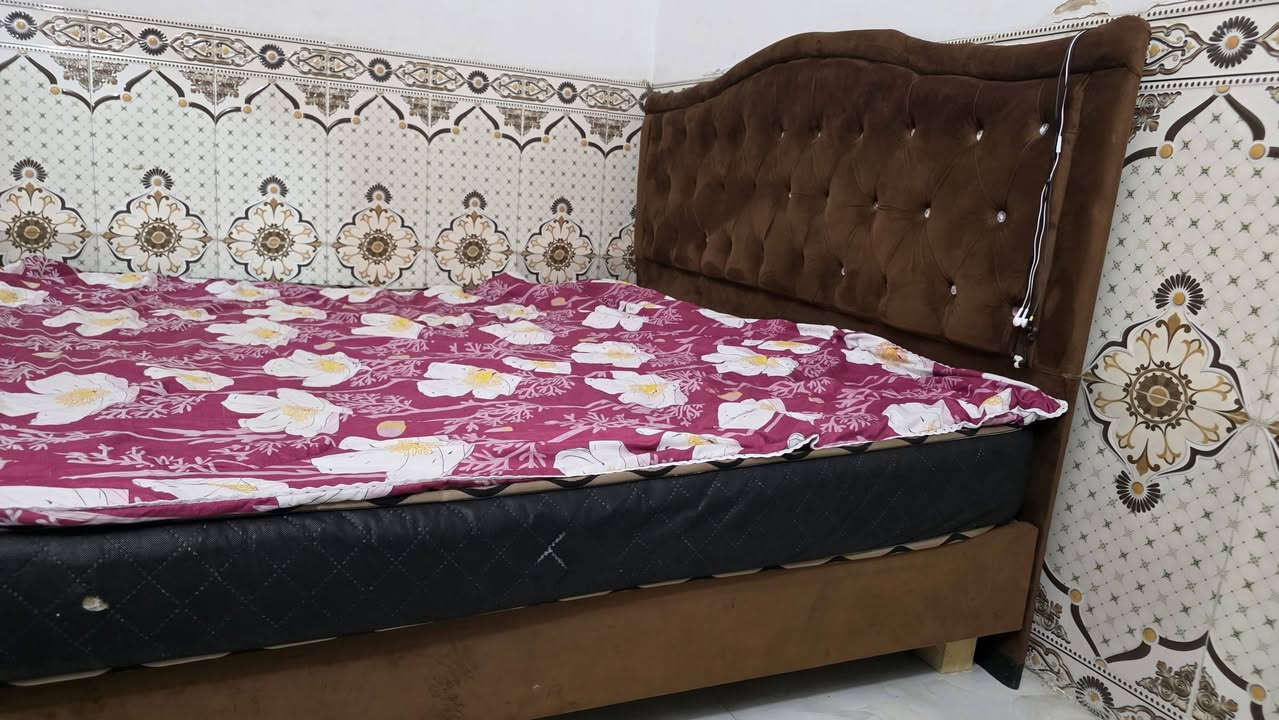 السلام عليكم 
سرير نفرين للبيع نضيف استعمال قليل ٢٠٠ الف وبيها مجال 
للستفسار: ***********
