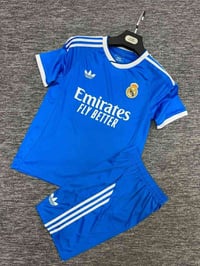 دريس وشورت اربع قطع ريال مدريد الازرق وقطعتين برشلونه الذهبي وقطعتين ب...