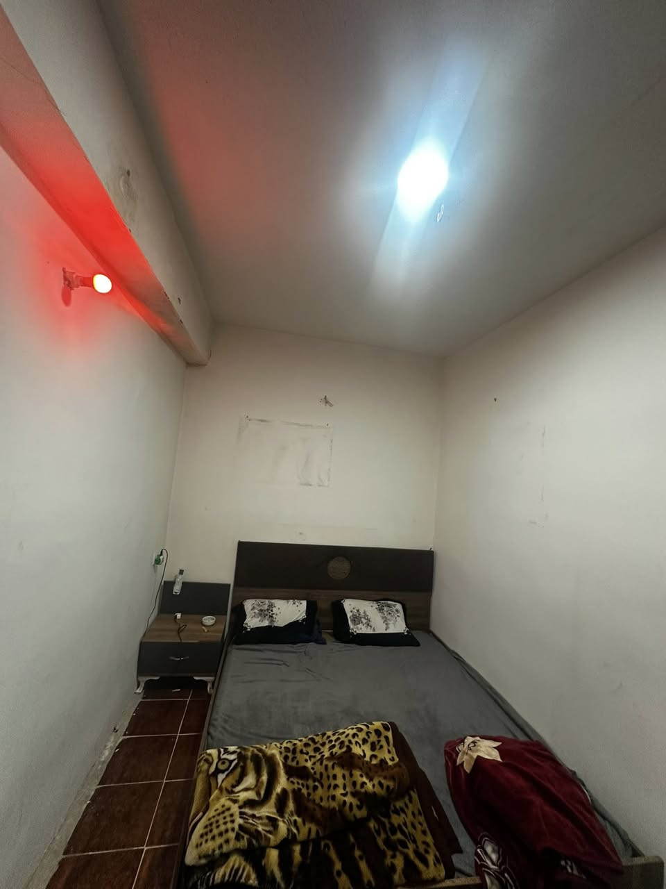 للطلاب والموظفين ....!
شقة مؤثثه " (بدون دلالية ورسوم اثاث ) 
الموقع: كرادة خارج شارع 62 موقع مميز كلشي متوفر وقريب على كل الجامعات (للطلاب)
تفاصيل الشقة:  نقص شخصين سكن مشترك  )كدامك بالصور + صحيات نظيفة ومطبخ جاهز

التواصل: ***********واتساب
الاجور (مناسبة للكل بدون دلاليه)
