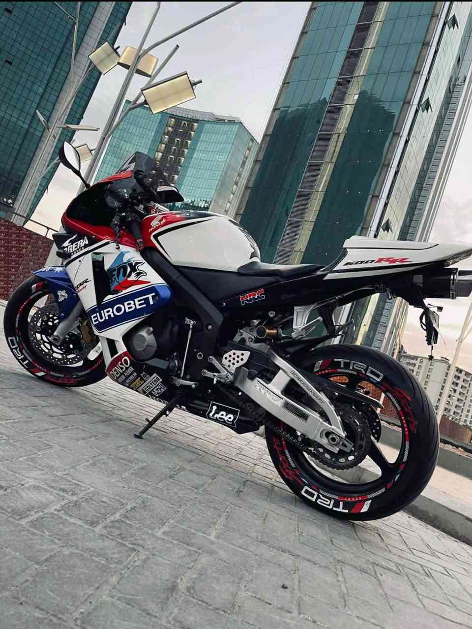 Honda Cbr 600rr
مانتۆرەکە لۆکە پێوست ناکا باسی حەیب و حار بکەم
مۆدێلی 2005
برغی لۆ برغی بەشەرت ٤٠ هەزار رۆشتیە  
ڕۆنی تازە گۆرایە رۆنی ئەسلی مۆتۆلی تیکرایە
٣٨ وەرەقەو مەحامەلە
*********** أربيل, العراق
