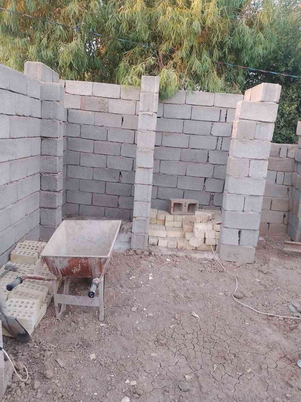بيت للبيع قيد الانشاء مساحه 250 حي الزهراء خدمات ماء وكهرباء مدارس تبعد 200متر  عرض الشارع 10م باقي التفاصيل الاتصال على الرقم ***********
