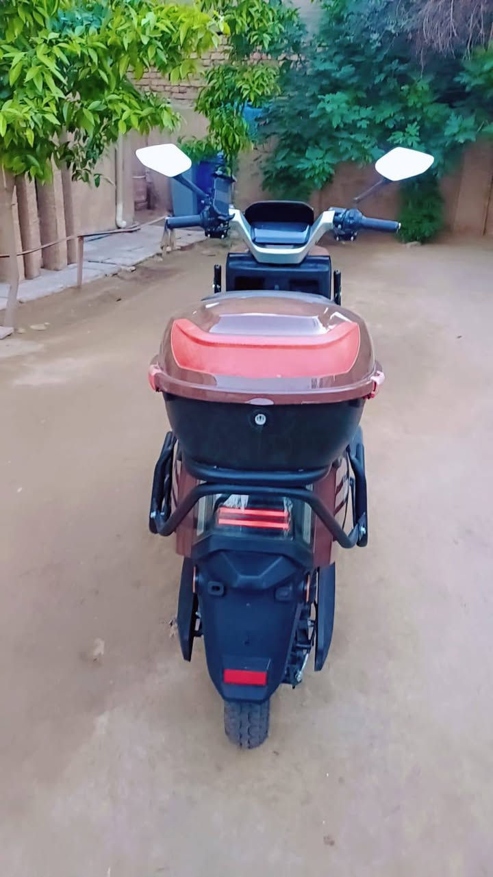 السلام عليكم اخوان دراجه سكنس شحن للبيع تجي 6 بطاريات مسطره تمشيك 65 كيلو الدراجه جديده  بمعنى لكلمه ونضيفه كلش سعرها 825 وبيها مجال مكاني بغداد الغزاليه رقمي***********
