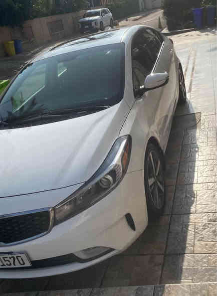 كيا فورتي 
موديل 2017 مواصفات EX فتحة شاشة وارد امريكي 
حادث باب خلف السائق فقط .
لغرض الجراد والجماليه صبغته حزام 
بجم كبس سياره جديده وحلوه رقم انكليزي الجديد وبسمي تحويل مباشر 
السعر 112 وبيه مجال بسيط 
رقم *********** بغداد
