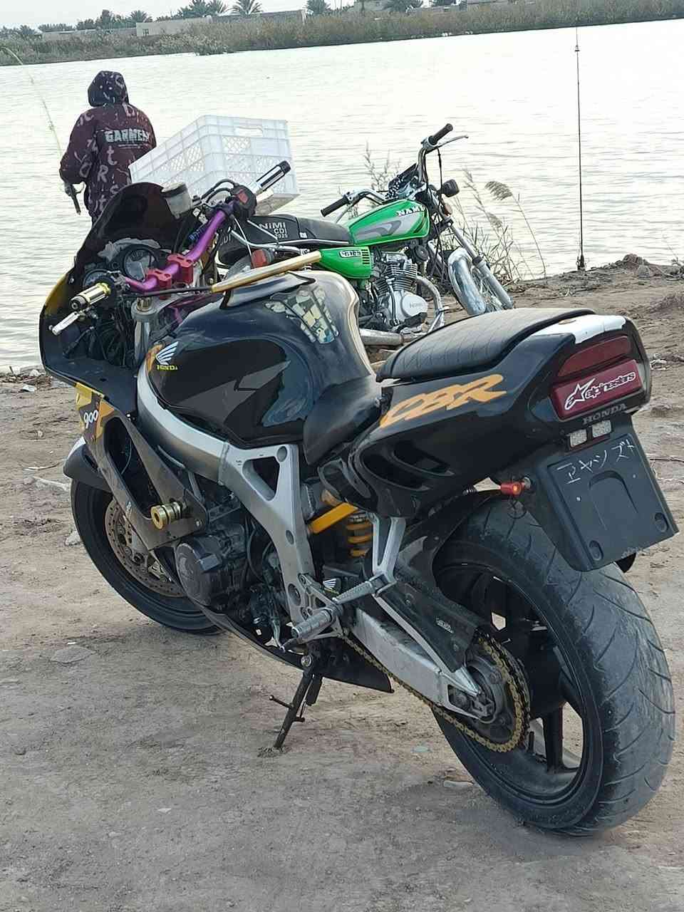 السلام عليكم بطح سي بي أر أر 919 وحش دراجه شلعه معدل 300 مكينه مكفولة لايت عالي ناصي شغال هورن شغال مابيها نقص دشبول كله شغال دراجه مرتبه مبرمجة فول فصله السعر خاص مستعجل على بيع مكاني واسط الكوت *********** شراي يتصل
