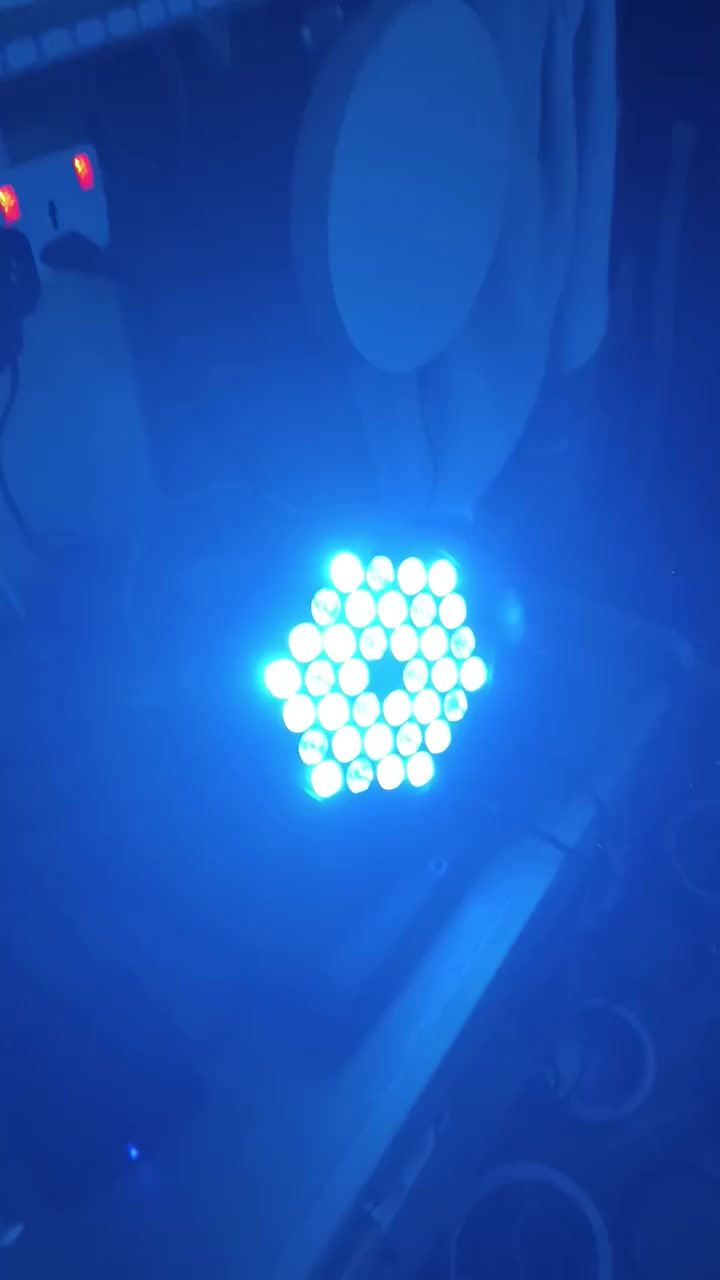 المنتج هو إضاءة مسرحية من نوع Mini LED PAR Light، وتحديداً الطراز LSPA36RC. 
عدد المصابيح: تحتوي على 36 مصباح LED عالي الجودة. 
الألوان: تدعم مزج ألوان RGB (الأحمر، الأخضر، الأزرق) لإنتاج تأثيرات ضوئية متنوعة. 
التحكم: تأتي مع جهاز تحكم عن بعد، وتدعم وضع DMX512، بالإضافة إلى العمل تلقائياً أو عبر استشعار الصوت. 
الاستخدام: مثالية لحفلات الـ DJ، المسارح، والفعاليات المختلفة، بفضل تصميمها الخفيف والمحمول.


**إذا كنت صاحب هذا الإعلان وتريد حذفه لأي سبب، رجاءا أرسل رسالة إلى الدعم الفني**