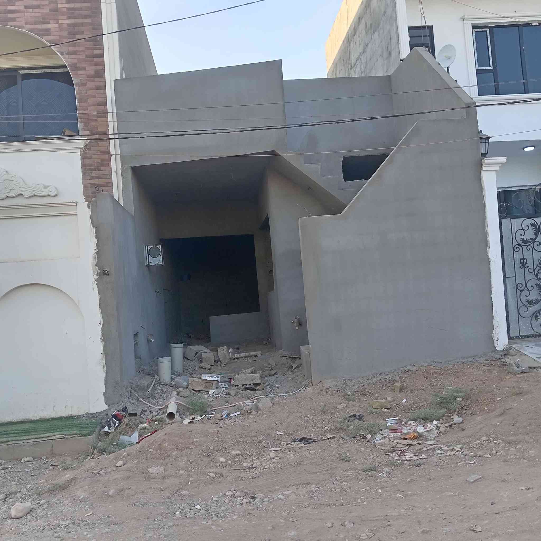 السلام عليكم دار للبيع حي بدر خلف مدرسه علي شاهين ثاني فرع على تبليط ***********
