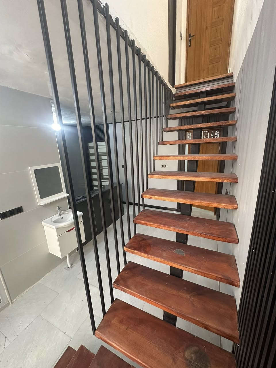 السلام عليكم بيت 50 متر طابق ونص غرفتين كبار    حي العباس قرب البارون الاستفسار اكثر واتساب على الرقم ***********
