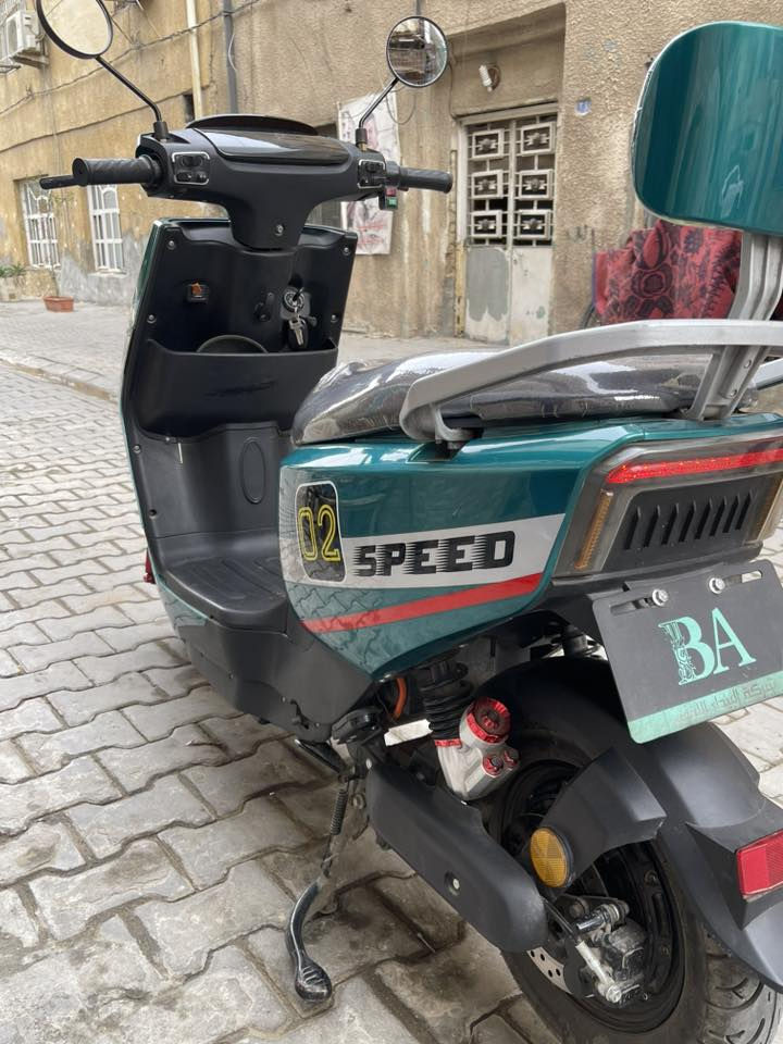 السلام عليكم سكنس  شحن للبيع الدراجه ماخذها من معرض قبل شهر ونص ماشيه ٦٠٠٠ الدراجه نضيفه الله شاهد ٦باتري .١٥٠٠ واط سرعتها ٩٩ سعرها ٦٢٥ وبيها مجال التفاصيل اخرى راسلني او خابرني ع رقم *********** المكان بغداد الحريه
