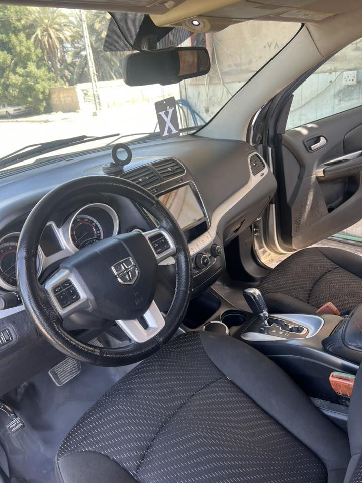 دوج جورني 2012 باسمي  مكفوله بيه. طخات بسيطه  مكينه. سته سلندر 3600
خمسه. راكب ب١١٥وبيه مجال 
***********
