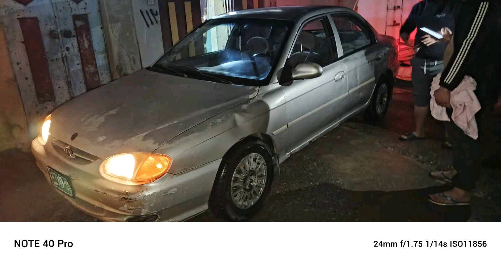 سيارة كيا سيفيا موديل 2000 معروضة للبيع. المحرك بحاجة إلى صيانة بسيطة، والهيكل الخارجي يحتوي على بعض الخدوش كما يظهر في الصور. السيارة ممتازة للاستعمال اليومي.