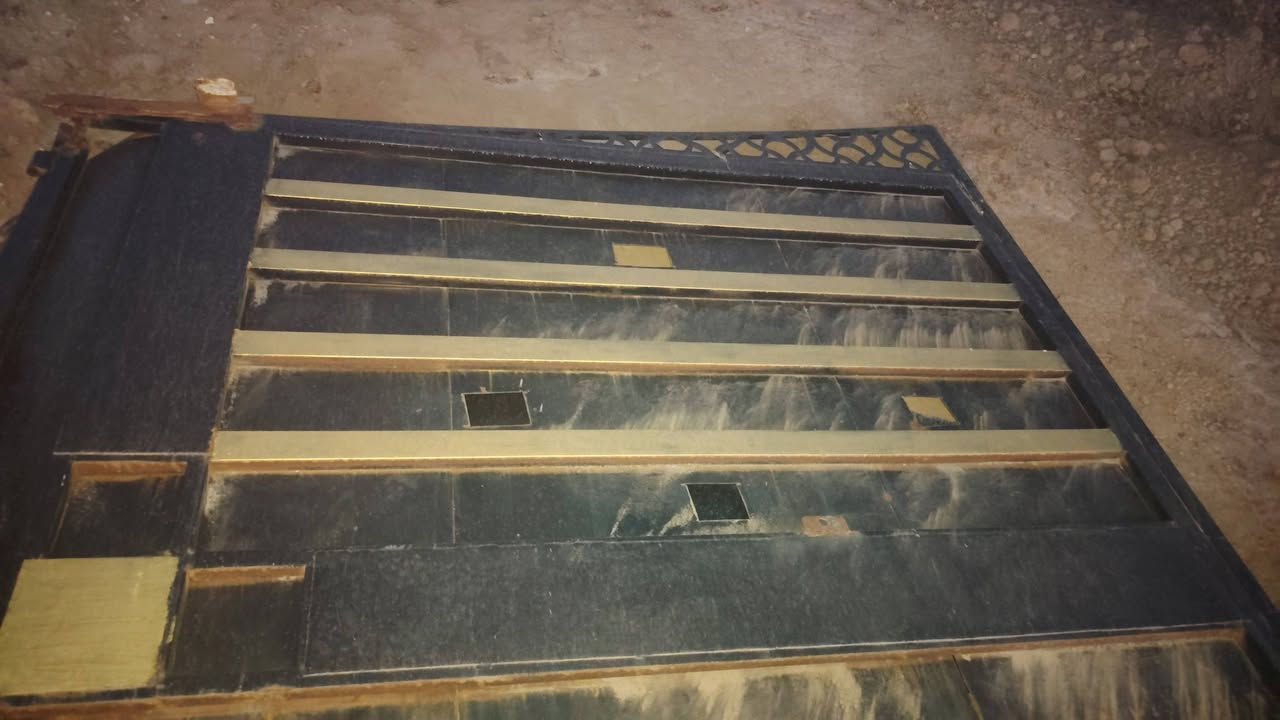 سلام عليكم باب حديد 
باب  كراج طول ٦ متر طلاكتين  حديد ثقيل اي
استفسار  اتصل ع رقم ***********بي وات ساب
