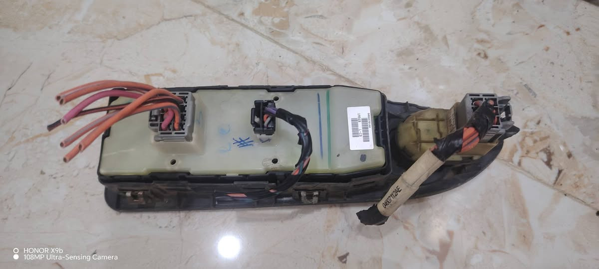 سلام عليكم 
تحكم جام مال السايق ومال الصدر اوباما 2007
وچوك مال الايت  ب50الف
 
فيشة فيت بم اصلية مال گصه جديده ب10
مراية وسطية مال اوباما ب15
عنواني نجف ***********
