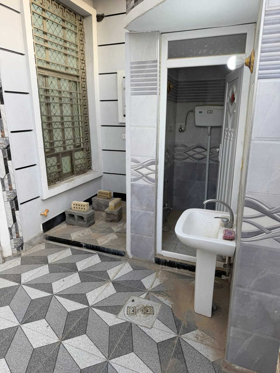 بيت للايجار في منطقة ال٢١ نهاية شارع بيوت البرديني مشتمل بناء جديد السعر ٣٠٠ الف ***********
