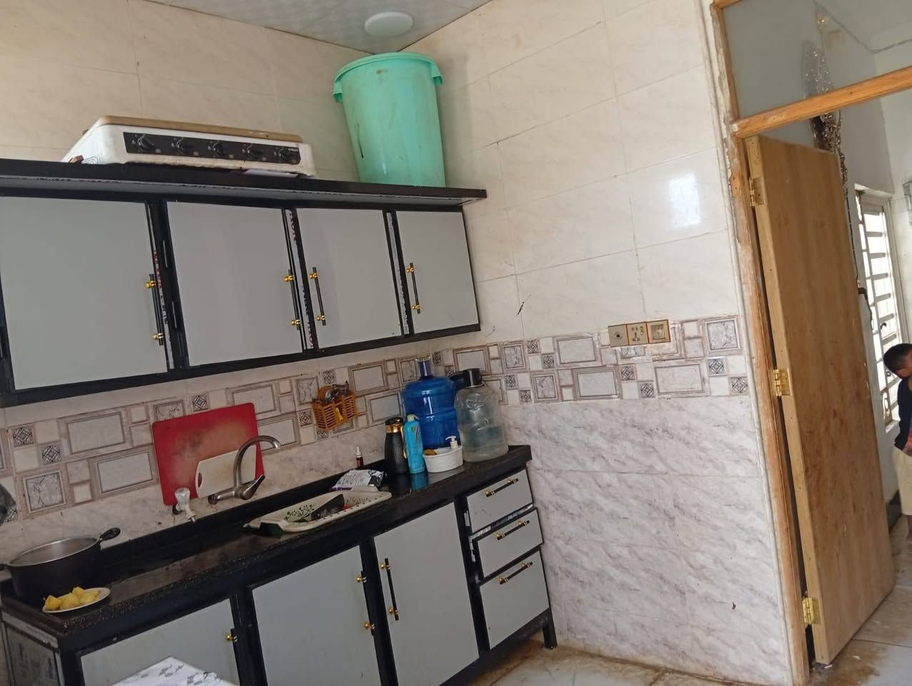 بيت للبيع  100متر مربع غرفتين وصاله واستقبال ومطباخ وتخاريج مولد وطني ذهبي بنيان جديد شارع القوسي حي الحسن 200متره عن الشارع اوراقه بل الطابو بيه ميزانيه كهرباء  بيه تانكي وسخان اتصل وخادم ***********

