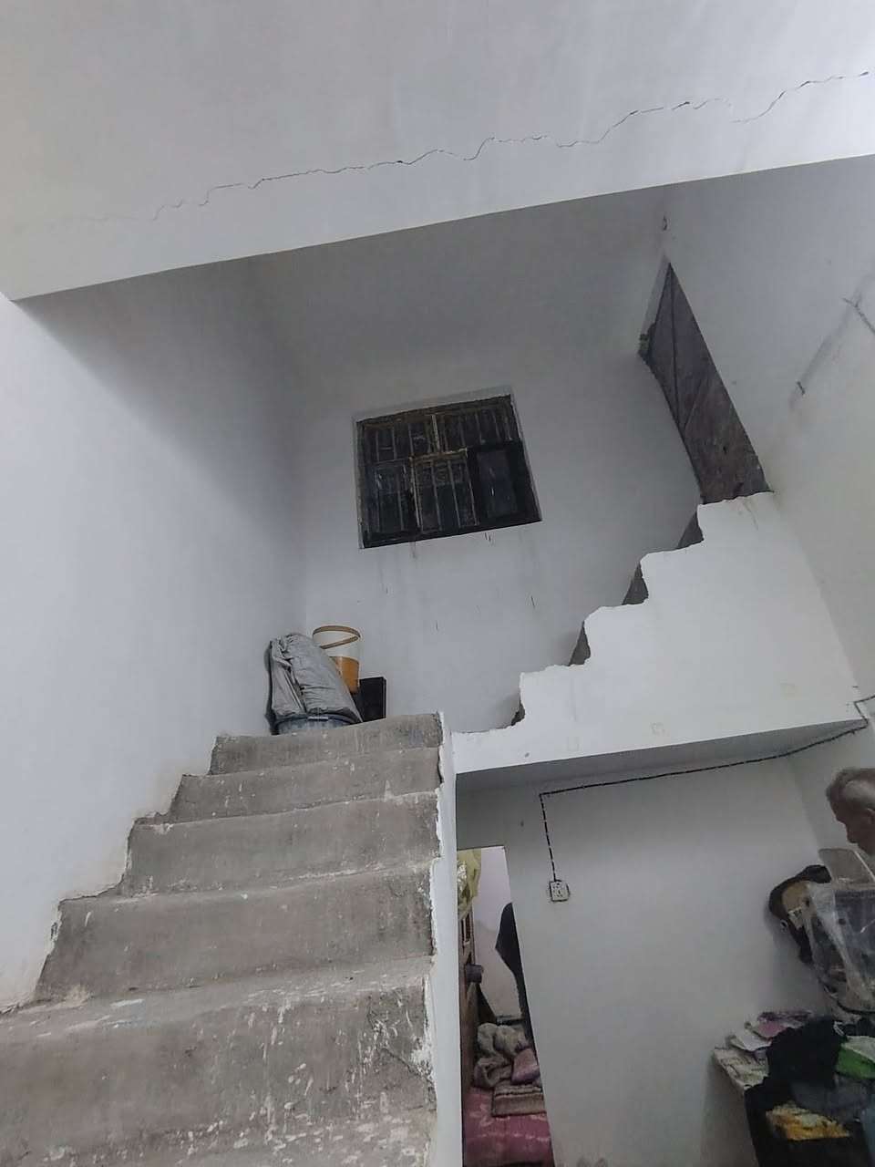دار  للبيع    بحي الامين الأول   نزلت المشتل فرعي
٢٠٠ م بلوك عكاده قريب لشارع غرفه وصاله ومطبخ وبراني وحمامات داخليه وخارجيه

*********** السعر مناسب..
