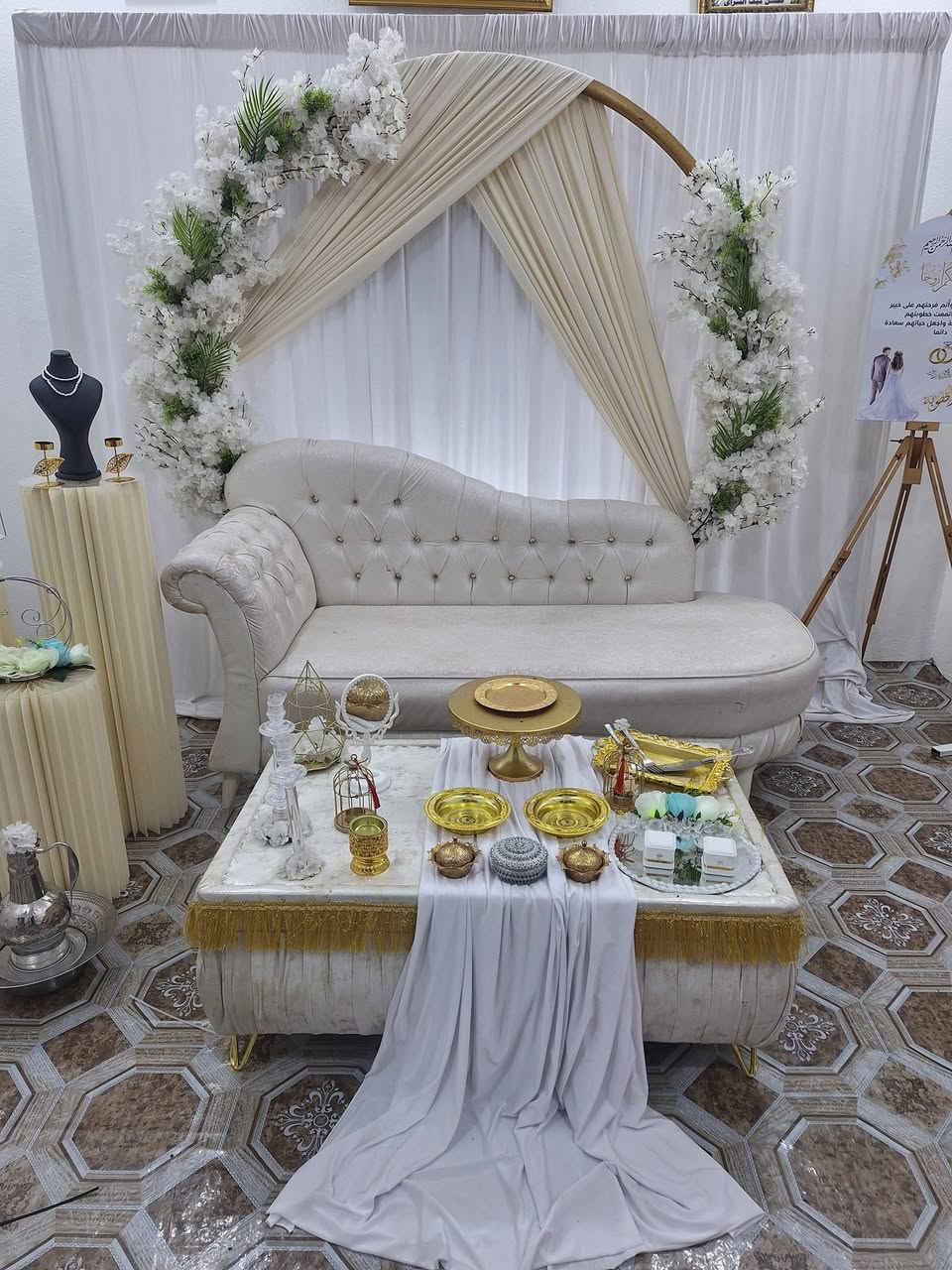 بيع 
نشتغل كوشات كامله وجاهزه كل التفاصيل وياها يعني عليك فقط الشد  
كوشات مع ميز متكامل وقنفه وطبلات جانبيه اي موديل وتصميم نشتغله مثل ماتردون مع جميع التفاصيل واسعار مناسبه جدأ
للحجز ***********
