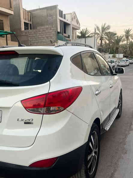 السلام عليكم توسان 2011 خليجي فول مواصفات
مواصفاتها / بنوراما / شاشه جبيره / كشنات جلد + كهربائي
بصمة تشغيل + بصمة ابواب / محرك 2000 دوش
السياره بيها صبغ جاملغ وقبق جنطه وبنيد الباقي مكفول
السياره جاهزه بدون نقص تبريد صدر كله جديد 
السعر 127 وبيها مجال حك الجيه ***********
