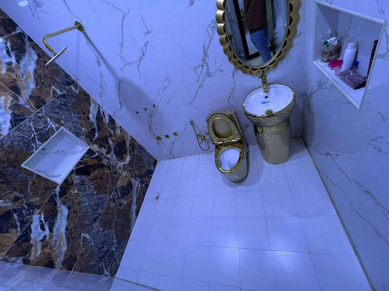 🏠/ دار للبيع المساحة ١٠٠ م طابو زراعي سند 
         الواجهة ١٠ م / النزال ١٠ م
🧱/ بناء حديث سنة ٢٠٢٤ 
الطابق الاول / مطبخ . هول . استقبال . غرفة نوم . مجمع صحيات 
الطابق الثاني /  غرفتين نوم . هول . مجمع صحيات 
🌏الموقع / حلة . حي الصحة خلف مطعم ابو صفاء قريب من شارع ٦٠ 
للاستفسار مراسلة الصفحة او مراجعة مكتب ⬇️

#بشار_للعقار_والمقاولات شارع ٦٠ بداية شارع الحسينية 

***********          ***********
