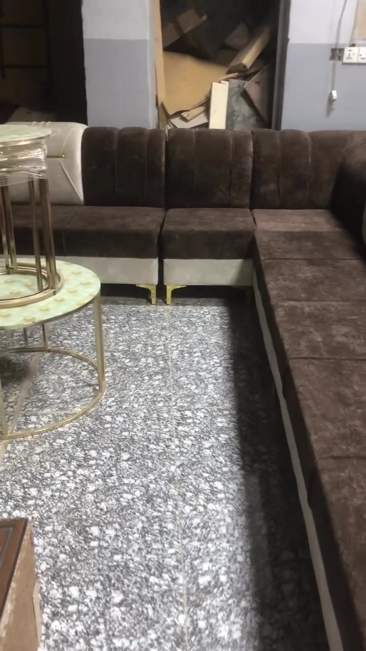 ديوان جديد شغل ممتاز ثقيل ١٠ مقعد 
السعر ٣٧٥ الف 
مجمع الضحى مقابل دائرة كهرباء المسيب 
***********
