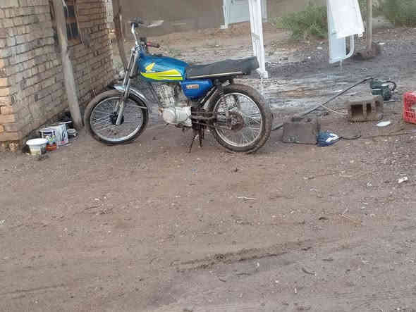 سلام عليكم دراجة جاهزة مديل 15 اوراق معمرة تعميره 23 محرك اصلي ابو الختم برغي 🔩 10 مفتوح ولفات السعر400 بيه مجال للشراي مكاني قضاء النصر رقم 📱 ***********
