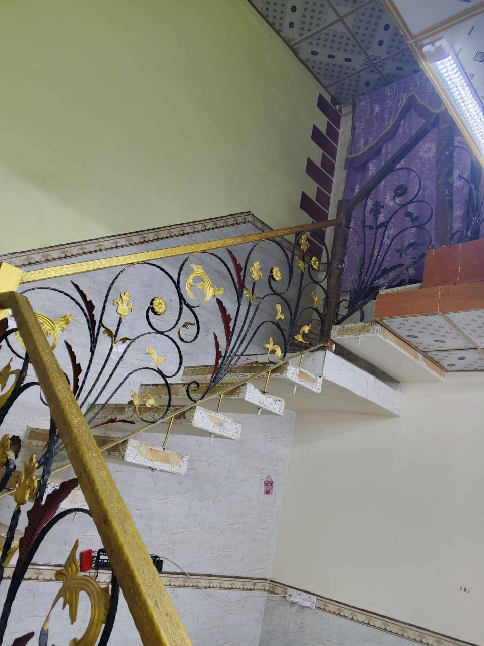 #بيت للبيع 
البيت حي الوحده قرب مستشفى خزرج مساحه البيت 300 متر يتكون من غرف عدد 2
موزع كبير 
ستقبال كبير 
مطبخ كبير +مطبخ حراري 
البيت كله سيراميك 
وداخل البيت كله كاشي 
بناء حديث 

للاستفسار :***********
