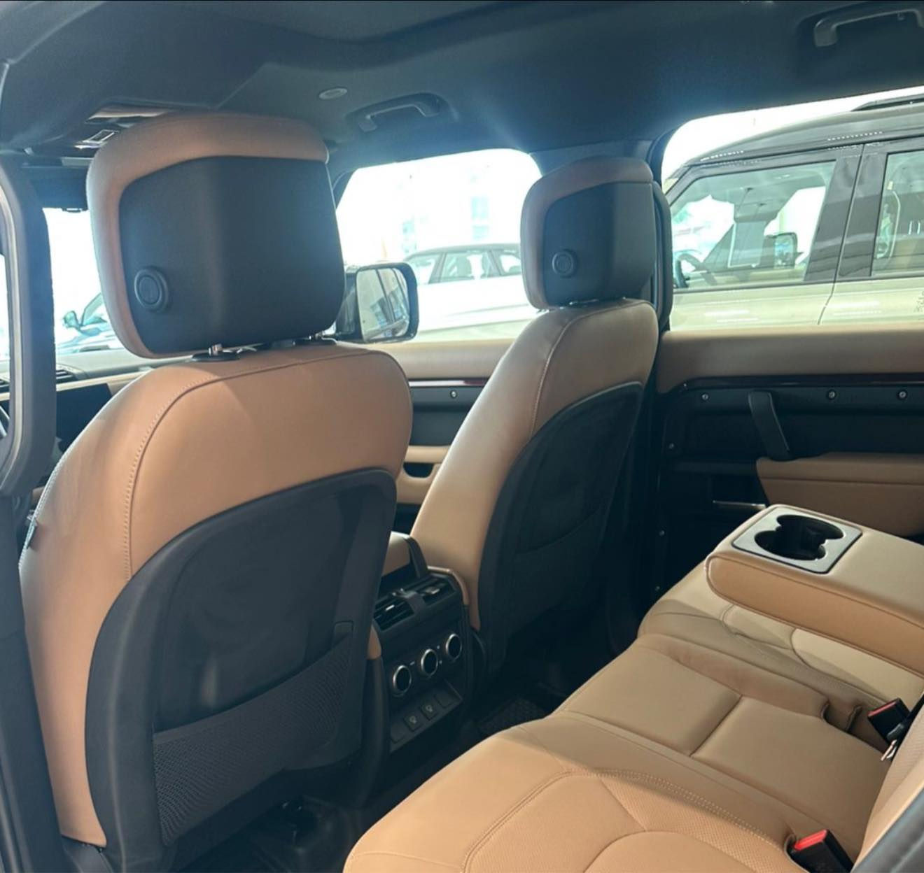 سلام عليكم للبيع او المراوس بلاندكروز 2025 ️

🚙 لاند روفر ديفندر 130 X-Dynamic SE – موديل 2025 زيرو رقم بغداد

🔹 المحرك: 6 سلندر 3.0L بنزين
🔹 القوة: 300 حصان (P300)
🔹 الدفع: رباعي AWD
🔹 القير: أوتوماتيك 8 سرعات
🔹 المقاعد: 8 ركاب – 3 صفوف (عائلية بامتياز 👨‍👩‍👧‍👦)

✨ مواصفات X-Dynamic SE المميزة:
✔️ شاشة لمس كبيرة مع Apple CarPlay & Android Auto
✔️ كاميرات 360°
✔️ أنظمة قيادة على الطرق الوعرة Terrain Response
✔️ مصابيح LED كاملة
✔️ جنوط رياضية 20 إنج
✔️ مقاعد كهربائية + مقود متعدد الوظائف
✔️ أنظمة أمان متقدمة (نقطة عمياء – المحافظة على المسار – مثبت سرعة متكيف)

📍 الحالة: زيرووو
📍 الموديل: 2025
📍 الفئة: X-Dynamic SE

📞 للاستفسار والسعر تواصل خاص أو اتصال
***********
