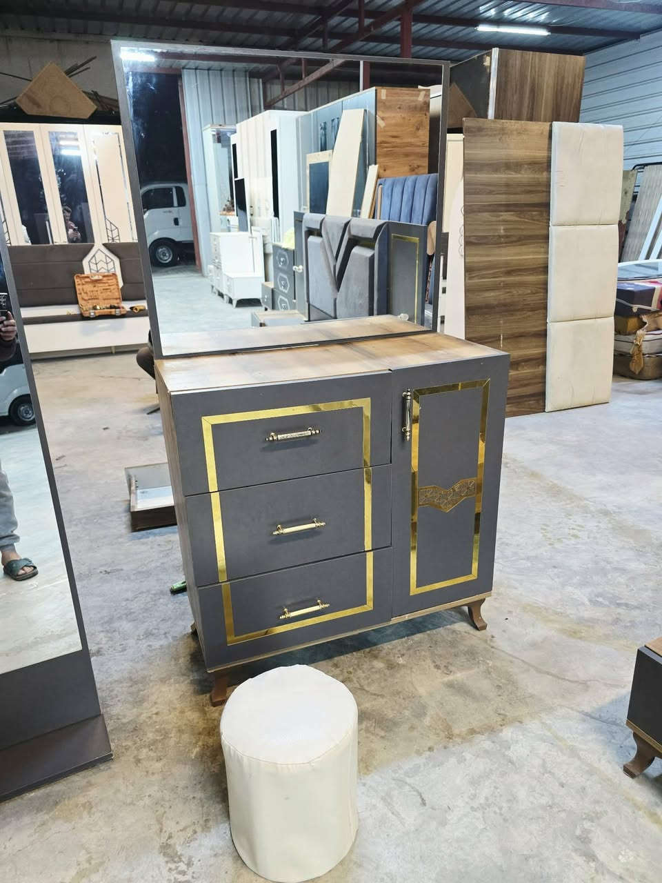 غرفة نوم مستعملة🇹🇷
 نضافة95  ٪💯
عدد القطع / 10
نضام / أبواب 💢 
سرير مخزن شالزون مخزن ✨
سعرها / 950 💸✨
شد ونقل داخل بغداد مجاني🚛
يوجود توصيل محافضات 🚛


**إذا كنت صاحب هذا الإعلان وتريد حذفه لأي سبب، رجاءا أرسل رسالة إلى الدعم الفني**